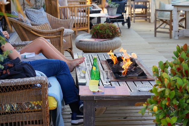 Pareja en restaurante abierto con chimenea