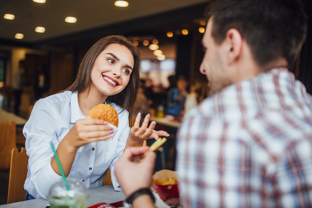 Pareja en un restaurante de comida rápida.