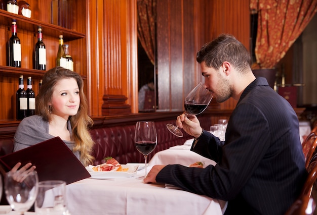 Pareja en restaurante