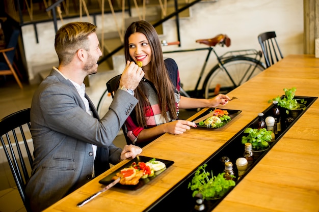 Pareja en el restaurante