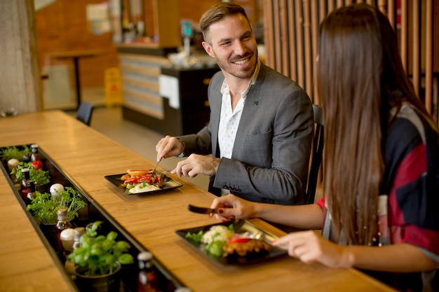 Foto pareja en el restaurante