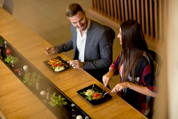 Pareja en el restaurante