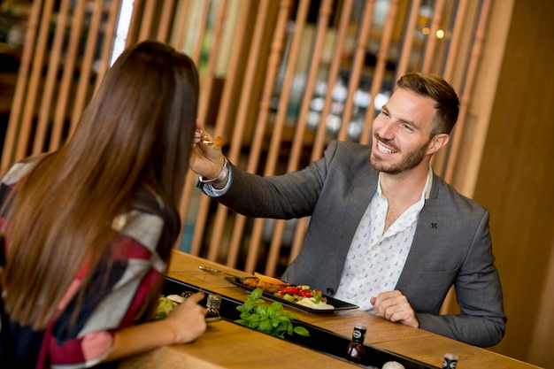 Pareja en el restaurante