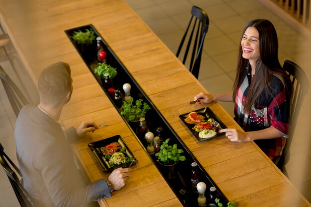 Pareja en el restaurante