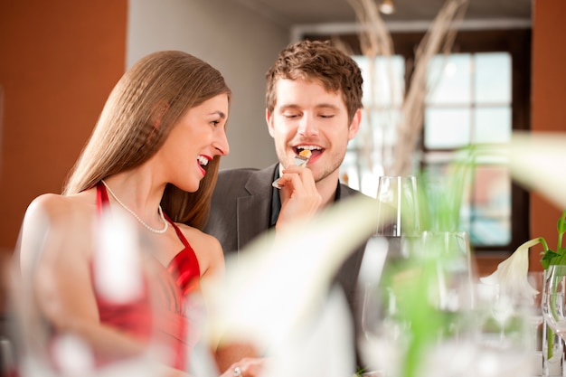 Pareja en un restaurante