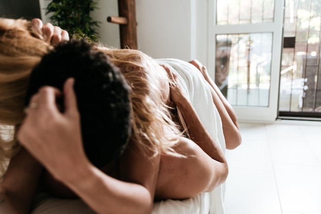 Foto una pareja de romance mientras se acuesta en la cama en casa