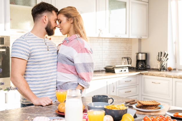 Pareja romántica abrazando en cocina