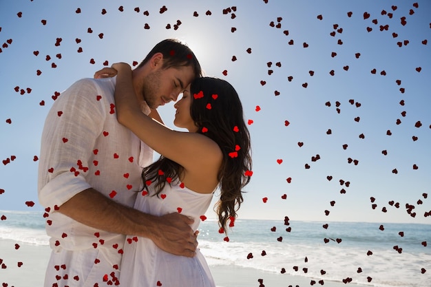 Foto pareja romántica abrazándose contra corazones rojos de amor