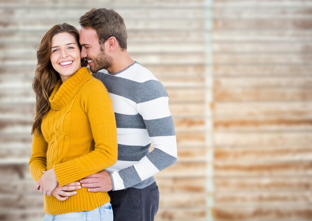 Foto pareja romántica abrazándose unos a otros