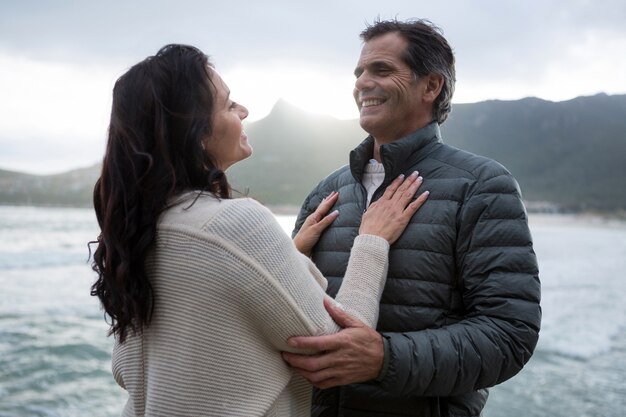 Foto pareja romántica abrazándose en la playa