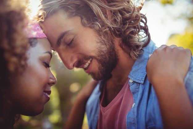 Pareja romántica abrazándose