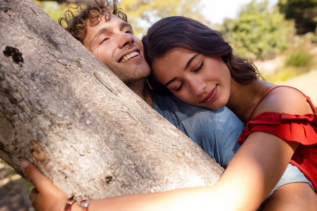 Foto pareja romántica abrazándose