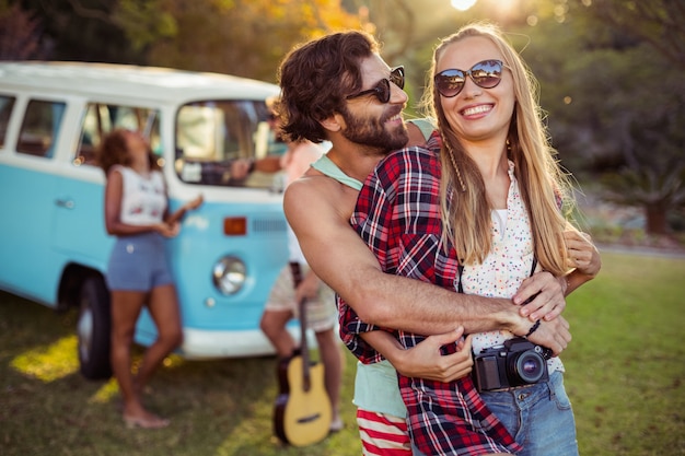 Pareja romántica abrazándose