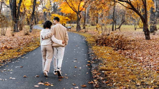 Una pareja romántica al aire libre cerca de un café.