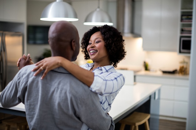 Pareja romántica bailando en la cocina