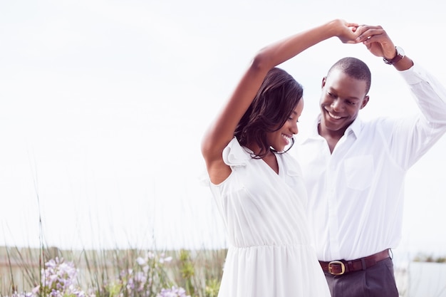 Pareja romántica bailando y sonriendo