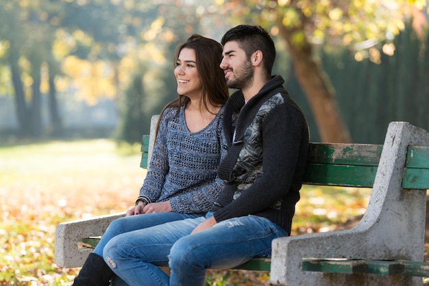 Foto pareja romántica en un banco