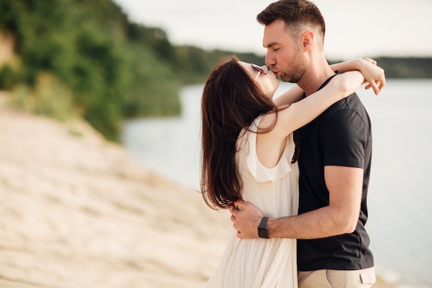 Foto pareja romántica se besa al aire libre