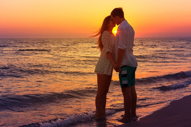 Pareja romántica, besar, en la playa