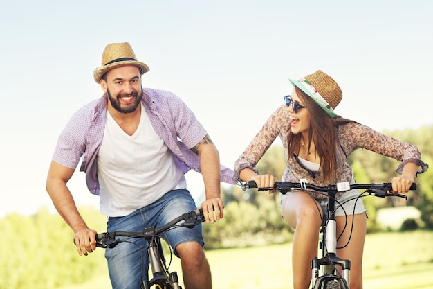 Foto pareja romántica en bicicleta