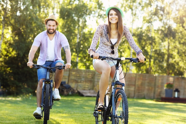 pareja romántica en bicicleta