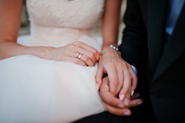 Pareja romántica boda sentado en las escaleras al lado del castillo.