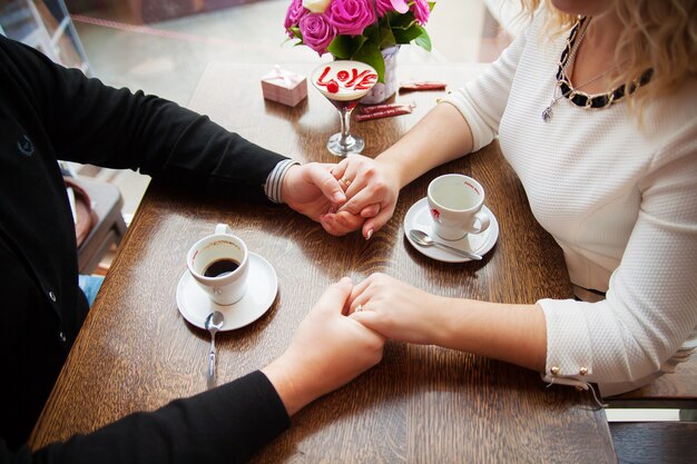 Pareja romantica en el cafe