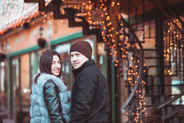 Pareja romántica caminando