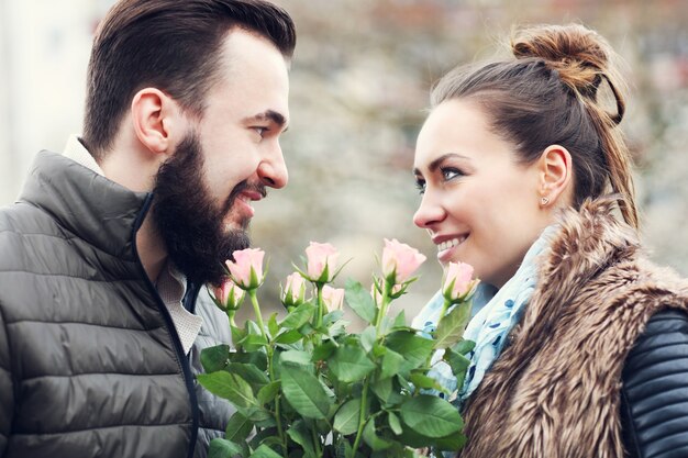 pareja romántica en cita con flores