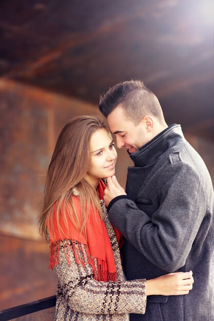 pareja romántica en una cita de otoño