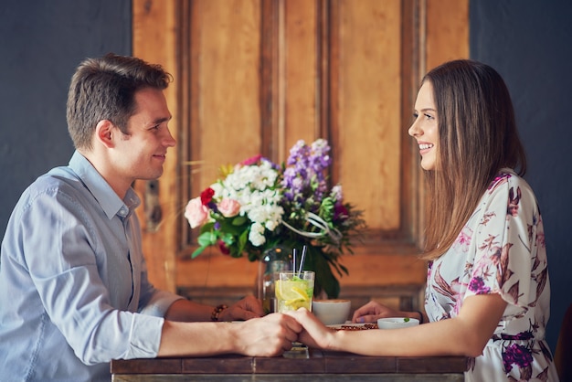 pareja romantica citas en pub