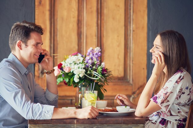 pareja romantica citas en pub