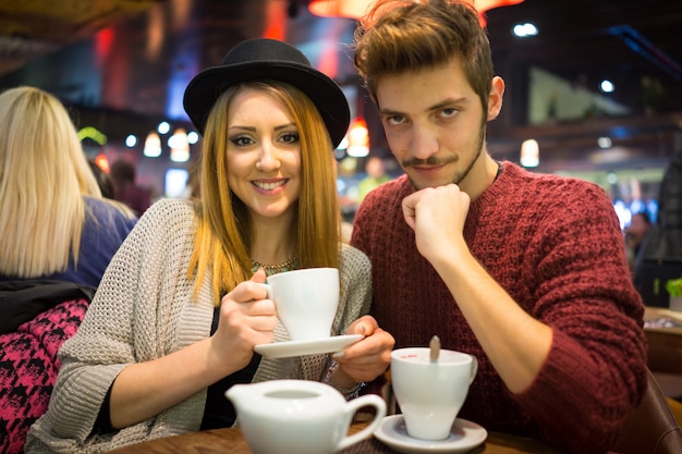 Pareja romántica en la ciudad por la noche