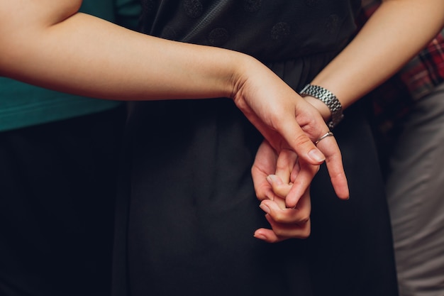 Pareja romántica cogidos de la mano en la cena en un restaurante.