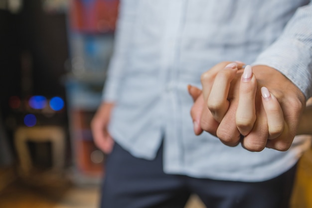 Pareja romántica cogidos de la mano en la cena en un restaurante.