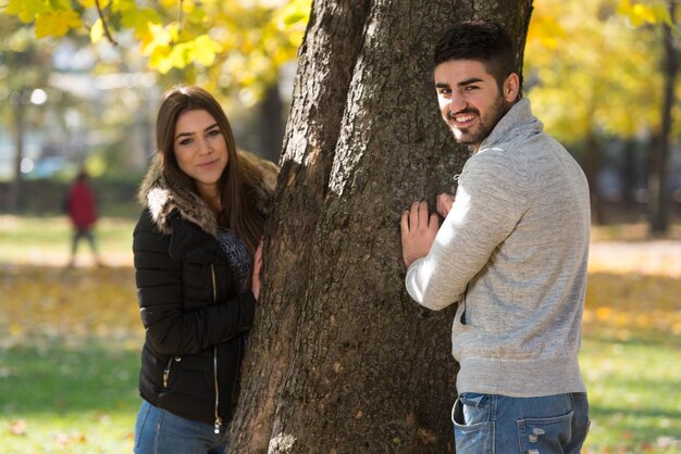 Pareja romántica coqueteando afuera durante el otoño