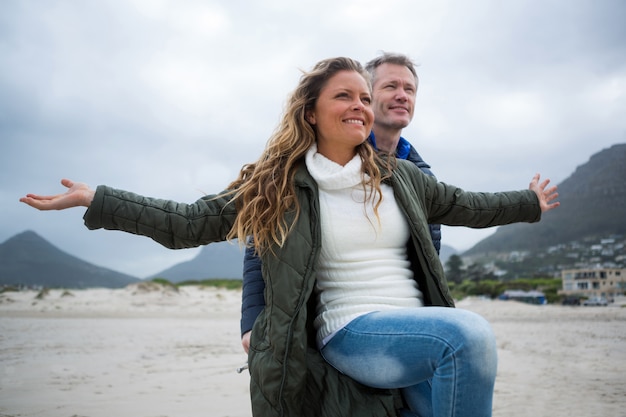 Pareja romántica disfrutando en la playa