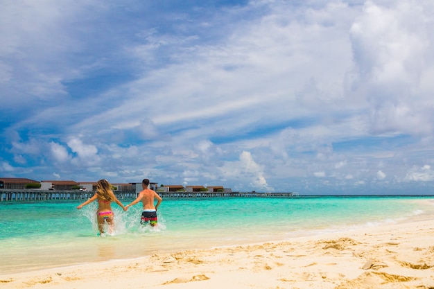 Pareja romántica disfrutando de sus vacaciones en una isla paradisíaca tropical