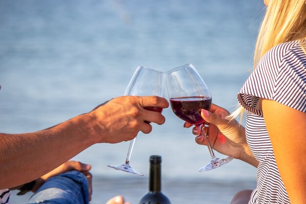 Pareja romántica disfrutando del vino junto al mar