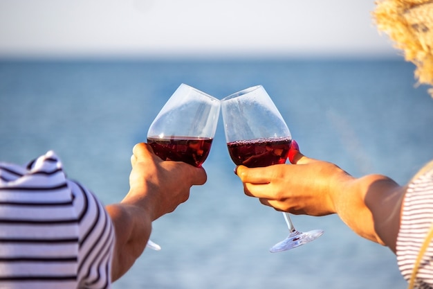 Pareja romántica disfrutando del vino junto al mar