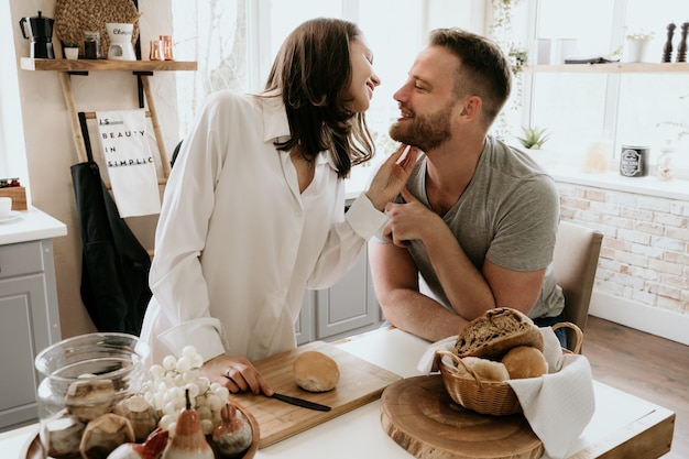 Pareja romántica joven cocinando juntos en la cocina