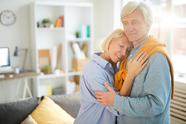 Pareja romántica a la luz del sol