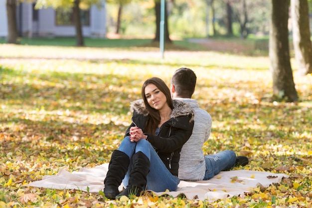 pareja romántica en una manta