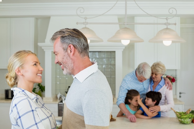 Pareja romántica mirando cara a cara en la cocina