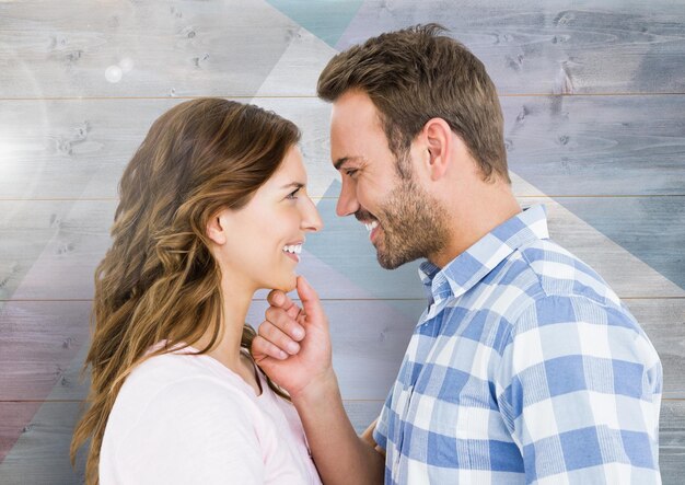 Pareja romántica mirándose y sonriendo