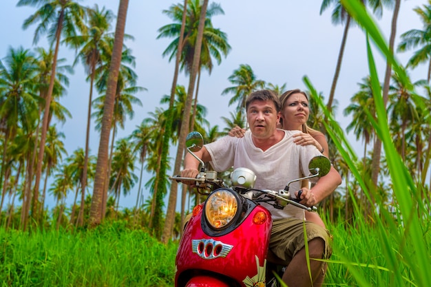 Pareja romántica en moto