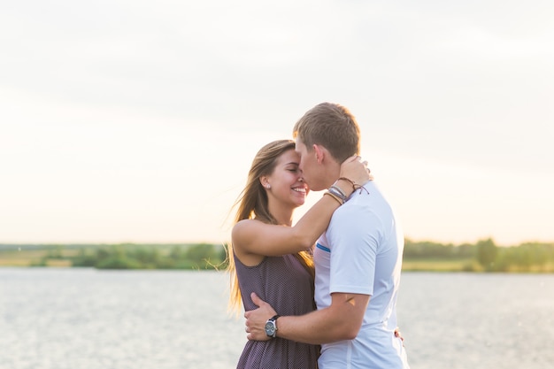 Pareja romántica en el muelle en la naturaleza