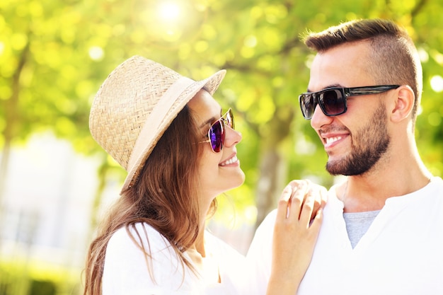 pareja romantica en el parque