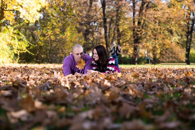 pareja romántica en un parque