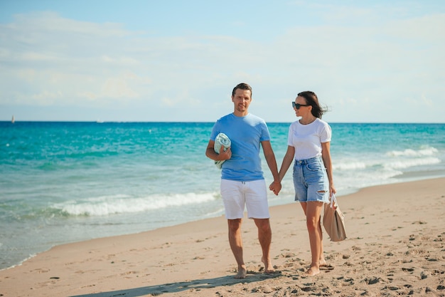 Pareja romántica en la playa